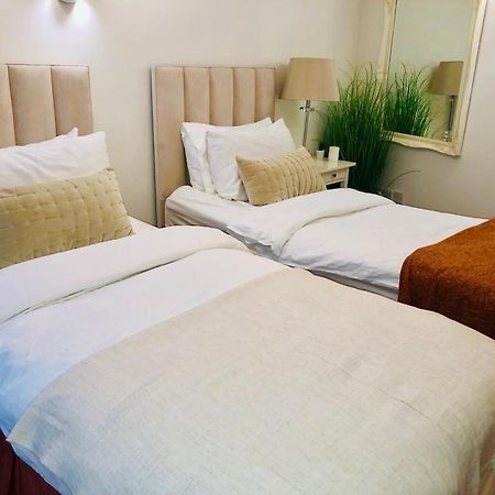 Contemporary Large Apartment In An Ideal Location バース エクステリア 写真