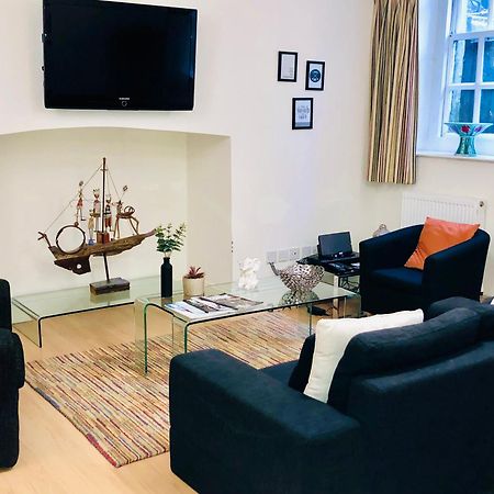 Contemporary Large Apartment In An Ideal Location バース エクステリア 写真