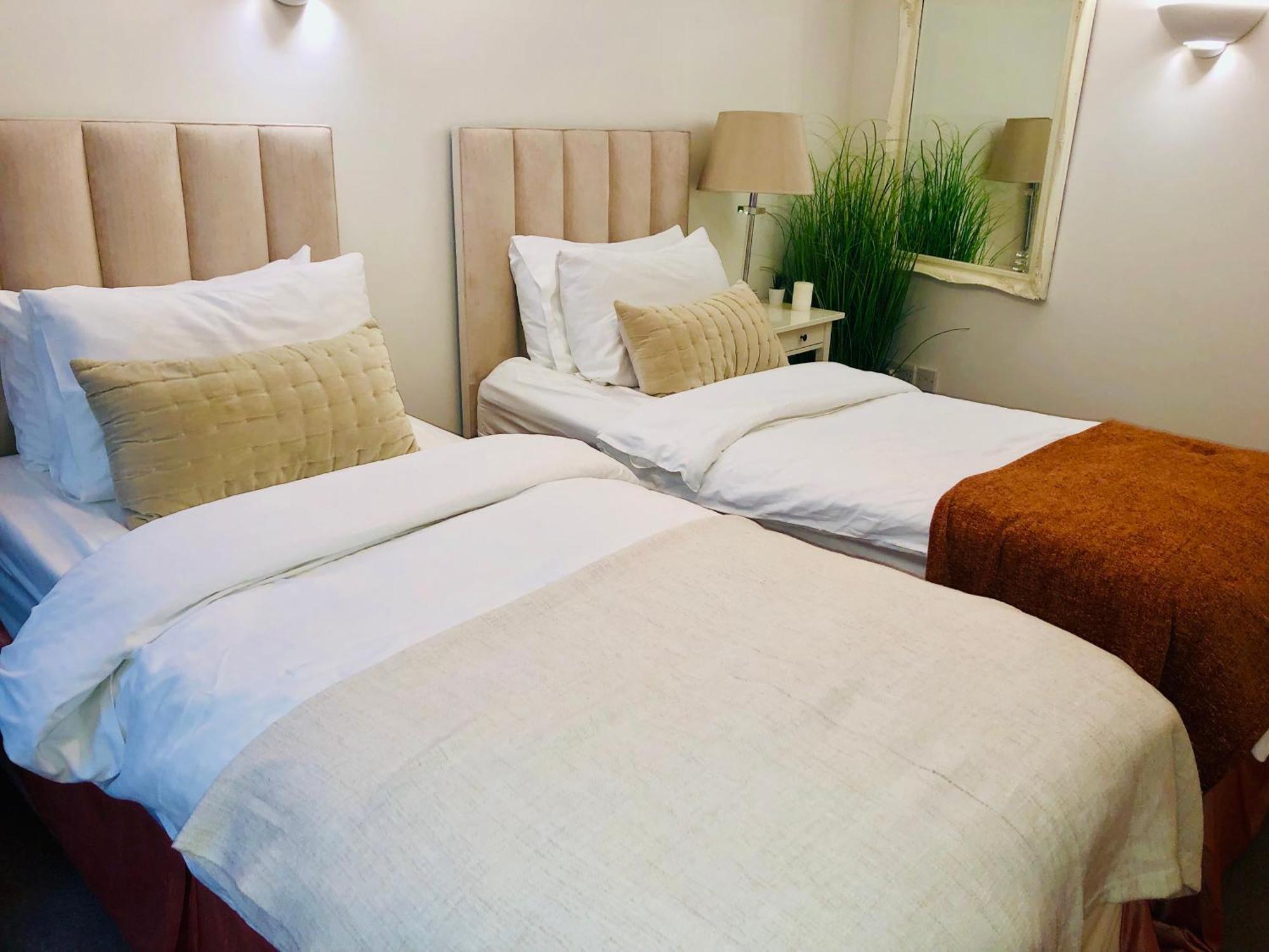 Contemporary Large Apartment In An Ideal Location バース エクステリア 写真